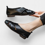 Nayra Zapatos Planos Abiertos de Cuero Negro con Detalle Cruzado