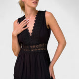 Patricia - Elegante vestido de encaje con cuello en V